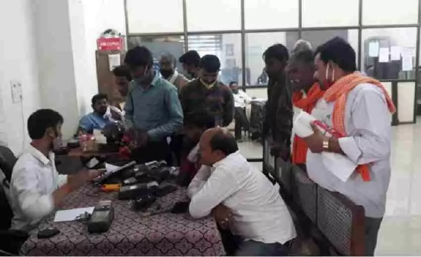 कबाड़ पीओएस मशीन के भरोसे अन्नोत्सव की तैयार, मशीन सुधरवाने कलेक्ट्रेट में लग रही भीड़ कबाड़ पीओएस मशीन के भरोसे अन्नोत्सव की तैयार, मशीन सुधरवाने कलेक्ट्रेट में लग रही भीड़