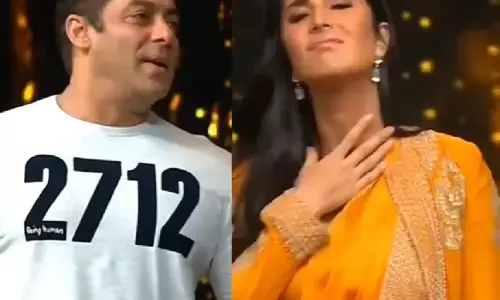 कैटरीना कैफ ने की सलमान खान के रिएक्शन की काॅपी, बताया कैसे वह गाड़ी से उतरकर लोगों से हैं मिलते, देखे वीडियो कैटरीना कैफ ने की सलमान खान के रिएक्शन की काॅपी, बताया कैसे वह गाड़ी से उतरकर लोगों से हैं मिलते, देखे वीडियो