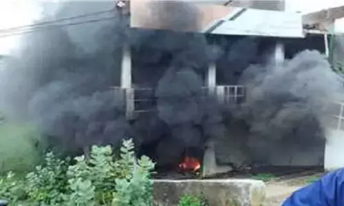 हीरो सर्विस सेंटर में लगी आग, देर से पहुंचा दमकल, कर्मचारियो ने बुझाई आग