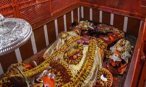 प्रयागराज में हनुमंत लाल के घर पहुंची मां गंगा, कराया स्नान, गिरी बोलें - दो वर्ष बाद यह सुखद अवसर, अब देश से दूर होगी विपदा प्रयागराज में हनुमंत लाल के घर पहुंची मां गंगा, कराया स्नान, गिरी बोलें - दो वर्ष बाद यह सुखद अवसर, अब देश से दूर होगी विपदा