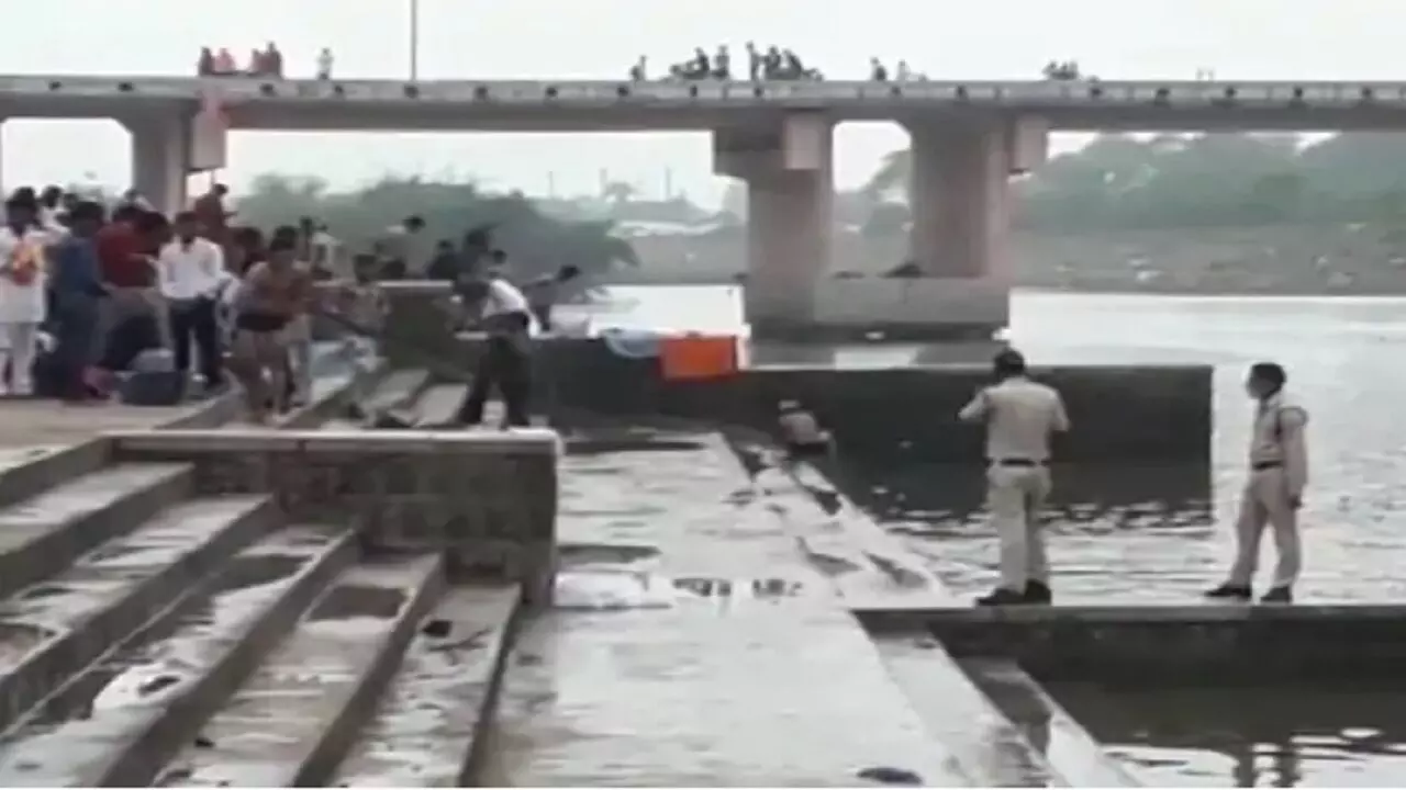 Gujarat से Mahakal दर्शन करने आए 3 युवक नदी में डूबे, 1 की मौत
