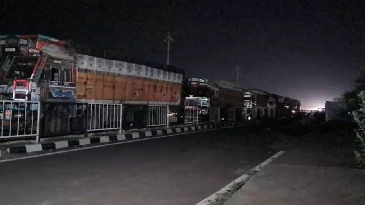 Rewa News : एक तो ट्रक में नम्बर नहीं, वहीं मिले ओवर लोड Rewa News : एक तो ट्रक में नम्बर नहीं, वहीं मिले ओवर लोड