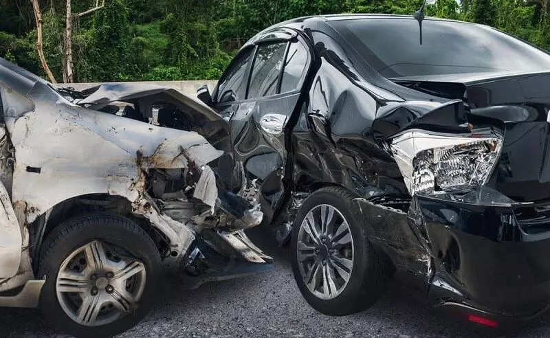 आमने-सामने से भिड़ी दो कार, 1 की मौत, 5 गंभीर घायल | Two cars collided head-on, 1 killed, 5 seriously injured