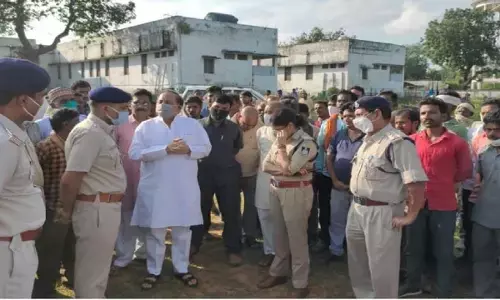 सतना : चबूतरे में बेहोशी की हालत में मिले युवक की मौत, परिजनों ने लगाया हत्या का आरोप, किया हंगामा सतना : चबूतरे में बेहोशी की हालत में मिले युवक की मौत, परिजनों ने लगाया हत्या का आरोप, किया हंगामा