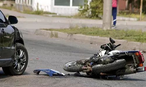 नशेड़ी लड़कियों ने Swiggy के डिलीवरी बॉय को पहले टक्कर मारी, फिर सिर कुचल कर मौत की नींद सुला दिया नशेड़ी लड़कियों ने Swiggy के डिलीवरी बॉय को पहले टक्कर मारी, फिर सिर कुचल कर मौत की नींद सुला दिया