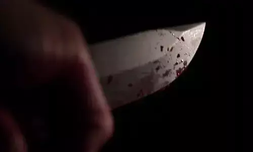 रात में सो रहे पति का काट दिया प्राइवेट पार्ट, दर्द से कराहते हुए आंखे खोली तो पत्नी खून से सना चाकू लिए बैठी थी