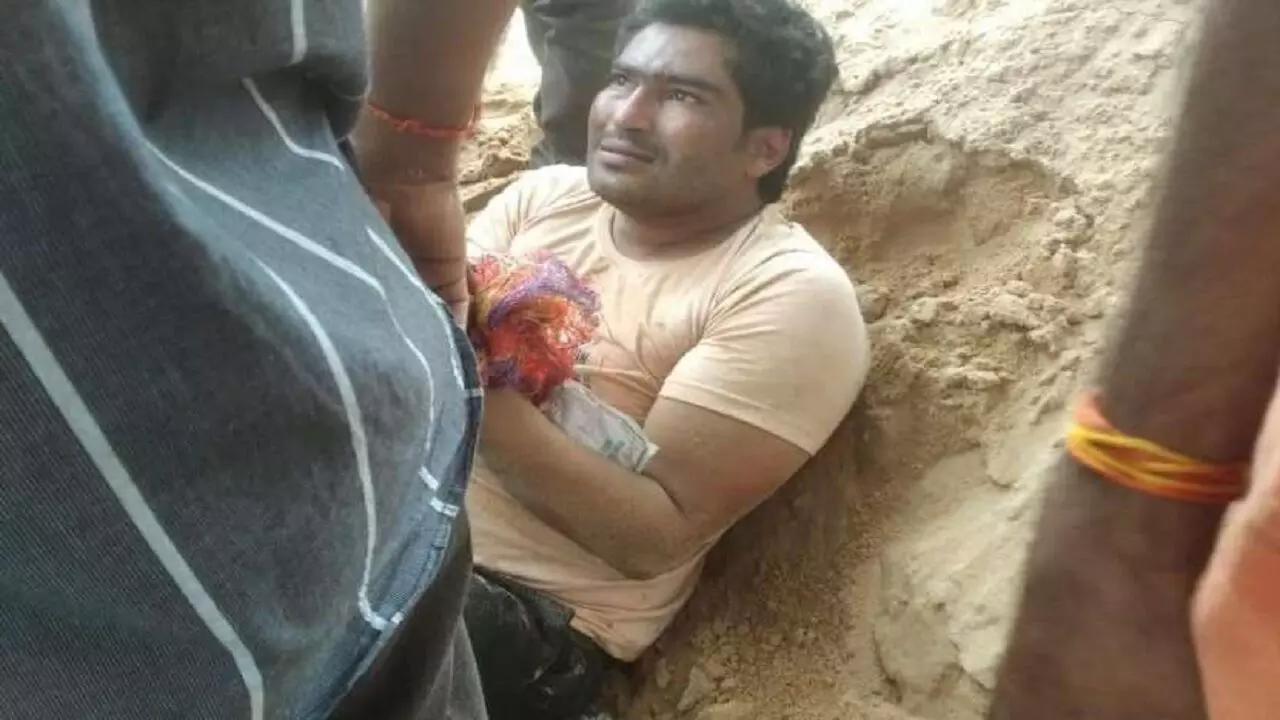 सराफा दुकान से गहने लेकर भाग रहा बदमाश