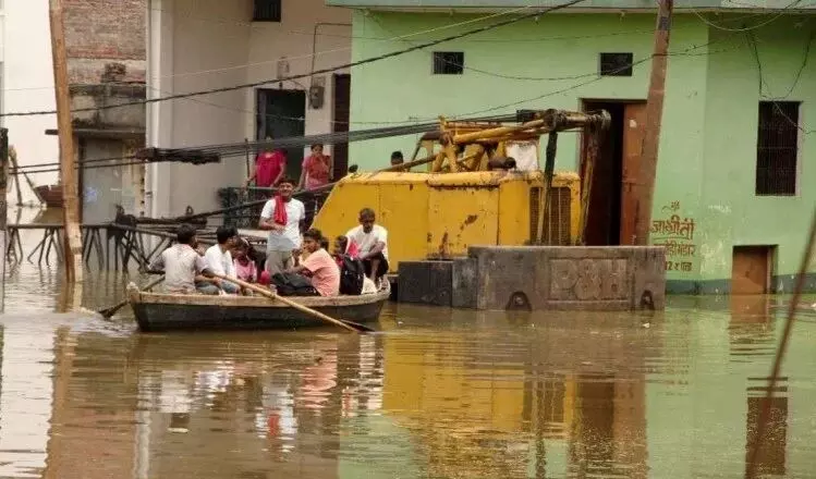 वाराणसी में गंगा नदी उफान पर, कई कॉलोनियों में घुसा पानी