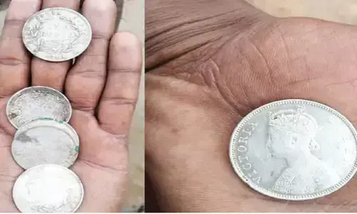 मध्यप्रदेश में सिंधु नदी उगल रही 280 वर्ष के विक्टोरिया छाप सिक्के, जान जोखिम में डालकर निकाल रहे ग्रामीण, तैनात की गई पुलिस