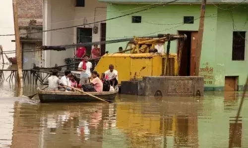 वाराणसी में गंगा नदी उफान पर, कई कॉलोनियों में घुसा पानी