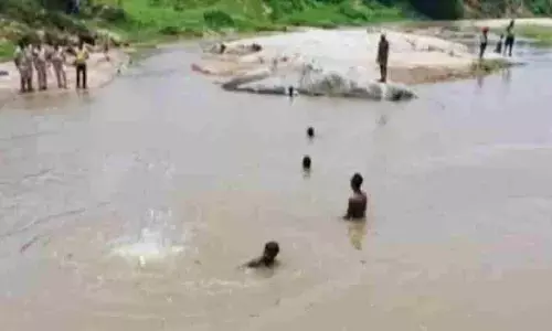 नदी नहाने गया युवक बहा, खोज रही टीम, दूसरी घटना में पुल पार करते समय मोटर साइकिल बही- Satna News नदी नहाने गया युवक बहा, खोज रही टीम, दूसरी घटना में पुल पार करते समय मोटर साइकिल बही- Satna News