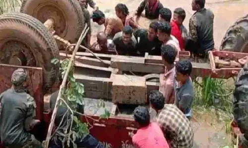 A trolley full of people overturned in Chhattisgarhs Dantewada, 4 killed, 19 serious