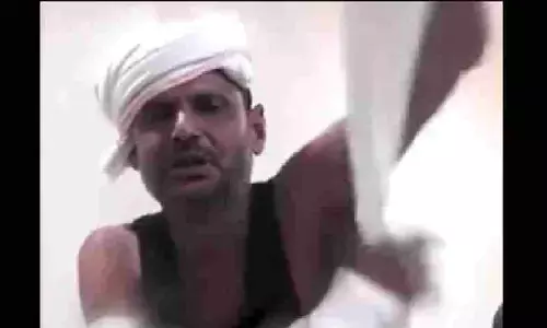 बाढ़ पीड़ितों को सहायता न मिलने से नाराज विधायक ने फाड़ा कुर्ता, विधानसभा परिसर में अर्धनग्न