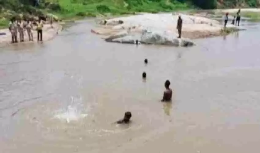 नदी नहाने गया युवक बहा, खोज रही टीम, दूसरी घटना में पुल पार करते समय मोटर साइकिल बही- Satna News नदी नहाने गया युवक बहा, खोज रही टीम, दूसरी घटना में पुल पार करते समय मोटर साइकिल बही- Satna News