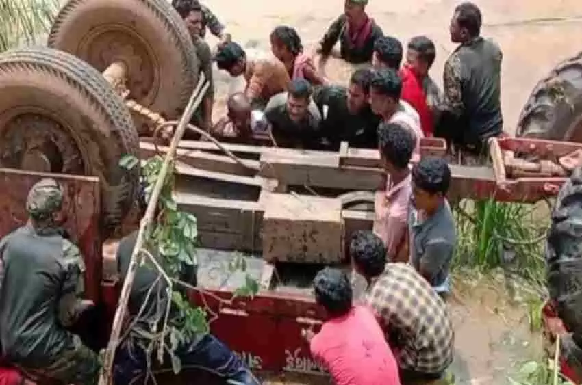 A trolley full of people overturned in Chhattisgarhs Dantewada, 4 killed, 19 serious