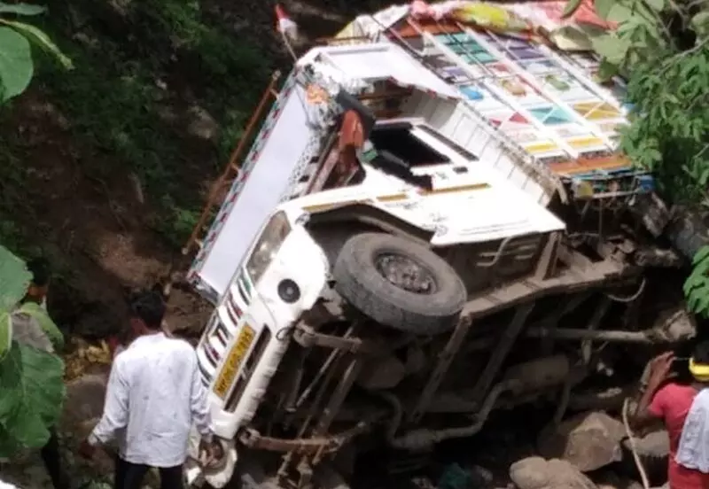 Barwani News: Pickup vehicle full of devotees fell into the ditch, 4 killed, more than 15 injured | खाई में गिरा श्रद्धलुओं से भरा पिकअप वाहन, 4 की मौत, 15 से ज्यादा घायल