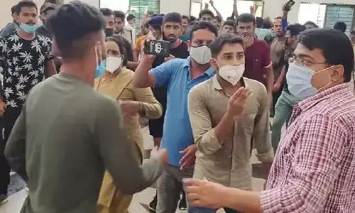 रीवा के सैकड़ो बेरोजगारों ने कलेक्ट्रेट में हल्ला बोला, कहा - हमें नौकरी दो, प्रशासन को आया पसीना