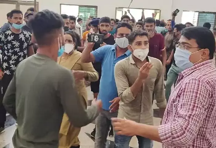 रीवा के सैकड़ो बेरोजगारों ने कलेक्ट्रेट में हल्ला बोला, कहा - हमें नौकरी दो, प्रशासन को आया पसीना