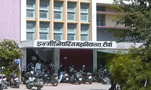 GEC Rewa: टल्ली होकर गर्ल्स हॉस्टल पहुंचे प्रोफेसर, शिक्षिका से अभद्रता की तो शिक्षिका ने लड़के बुलवाकर पिटवा दिया...