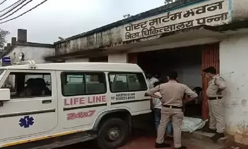 Panna News : ऑपरेटर की लापरवाही, फोन पर बात करते हुए चला दी मशीन, 1 की मौत