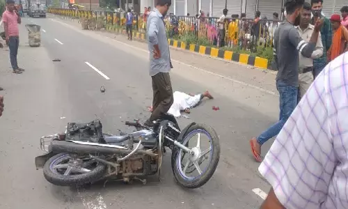 Rewa News : रक्त रंजित हुआ नेशनल हाईवे, बाइक सवार को ट्रक चालक ने मारी जोरदार टक्कर, धड़ से अलग हुआ सिर