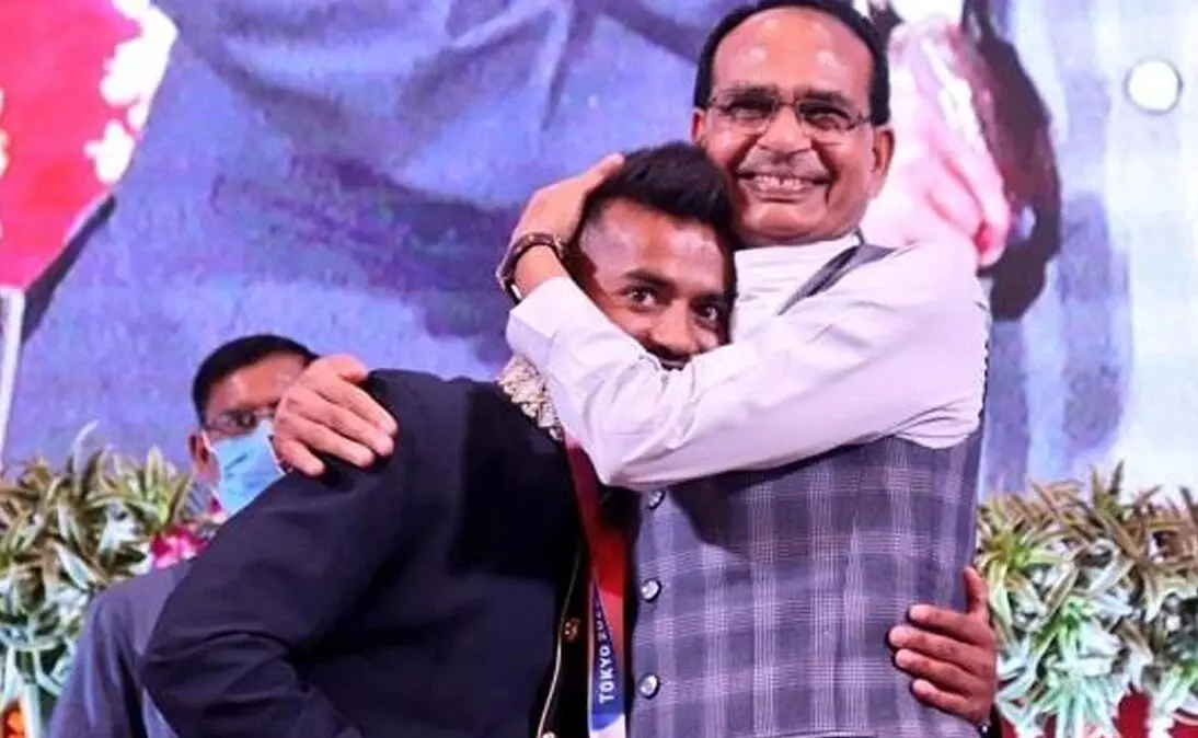 Olympics 2020: घर लौटा टोक्यो ओलंपिक्स में हॉकी का हीरो, सीएम शिवराज ने दी बधाई, बोलें- आज से आप MP Police के DSP