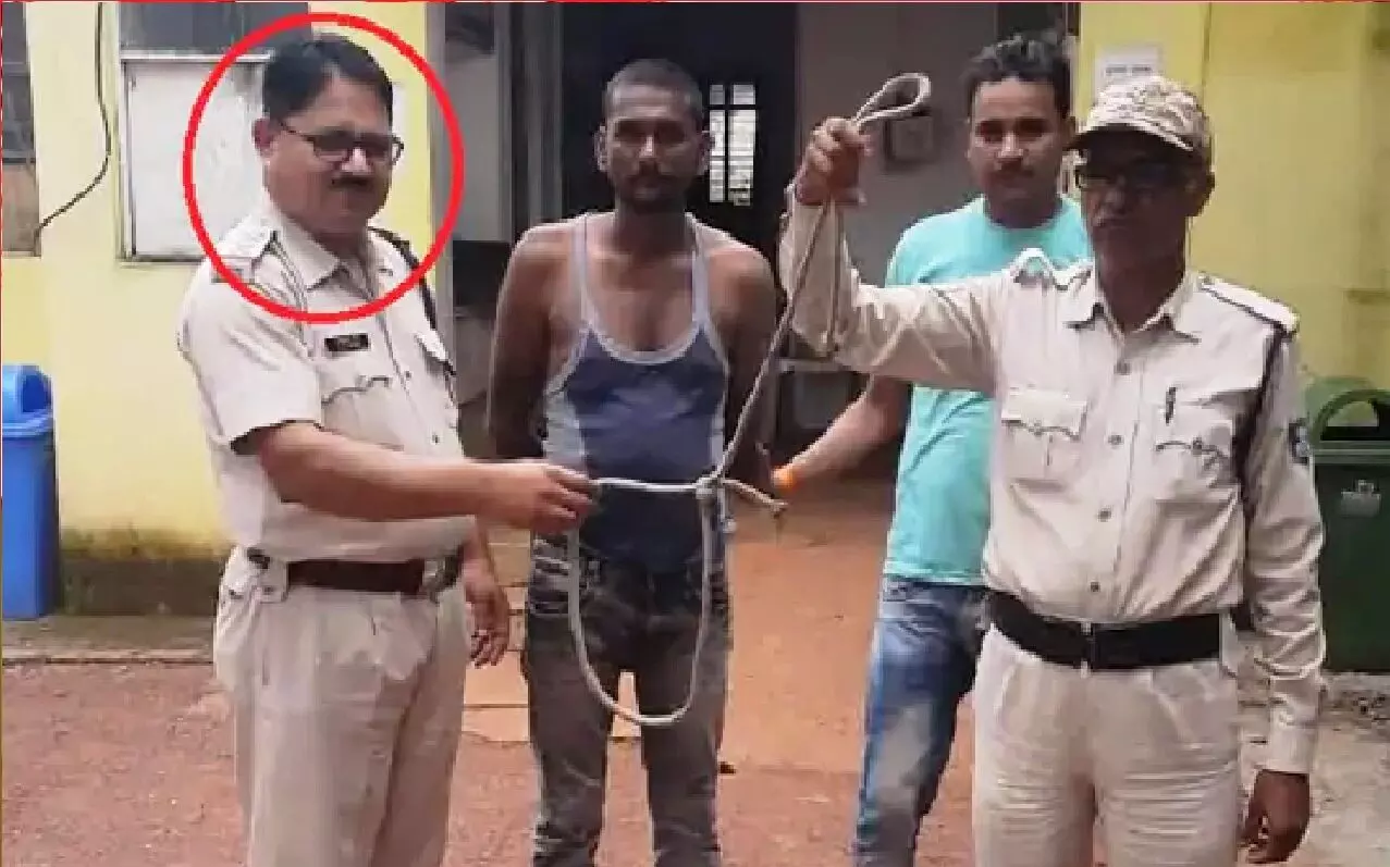 MP Police के दया बन गए रीवा जिले के बैकुंठपुर थाना TI राजकुमार मिश्रा, लात मारकर दरवाजा तोड़ा और बड़ा कांड होने से बचा लिया