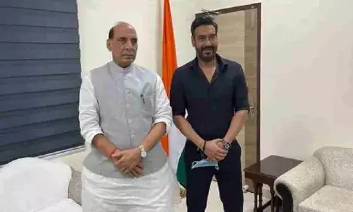 भुज द प्राइड ऑफ इंडिया: रक्षा मंत्री राजनाथ सिंह से मिले अजय देवगन, तस्वीर शेयर कर लिखी यह बात भुज द प्राइड ऑफ इंडिया: रक्षा मंत्री राजनाथ सिंह से मिले अजय देवगन, तस्वीर शेयर कर लिखी यह बात