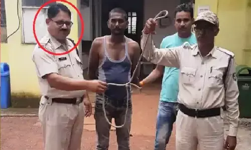 MP Police के दया बन गए रीवा जिले के बैकुंठपुर थाना TI राजकुमार मिश्रा, लात मारकर दरवाजा तोड़ा और बड़ा कांड होने से बचा लिया