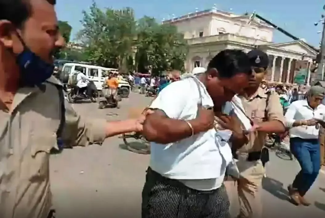 क्रेन हादसा: तिरंगा लगा रहे 3 युवकों की क्रेन टूटने से मौत, आक्रोशित युवक ने ग्वालियर निगमायुक्त को चाटा जड़ा, गिरफ्तार