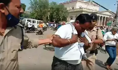 क्रेन हादसा: तिरंगा लगा रहे 3 युवकों की क्रेन टूटने से मौत, आक्रोशित युवक ने ग्वालियर निगमायुक्त को चाटा जड़ा, गिरफ्तार