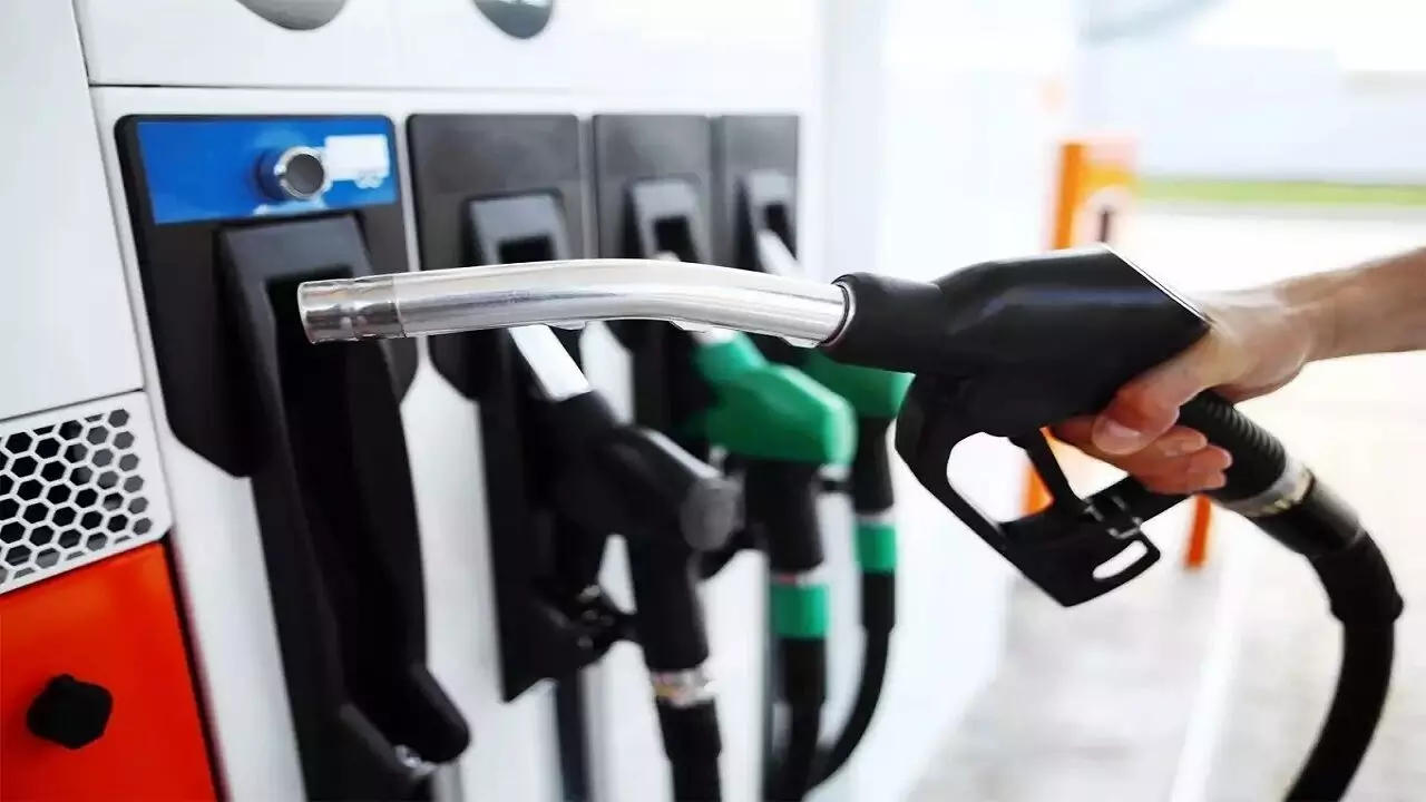 केंद्र के बाद मध्य प्रदेश सरकार ने भी पेट्रोल-डीजल में घटाया वैट, जानें क्या हैं नई कीमतें