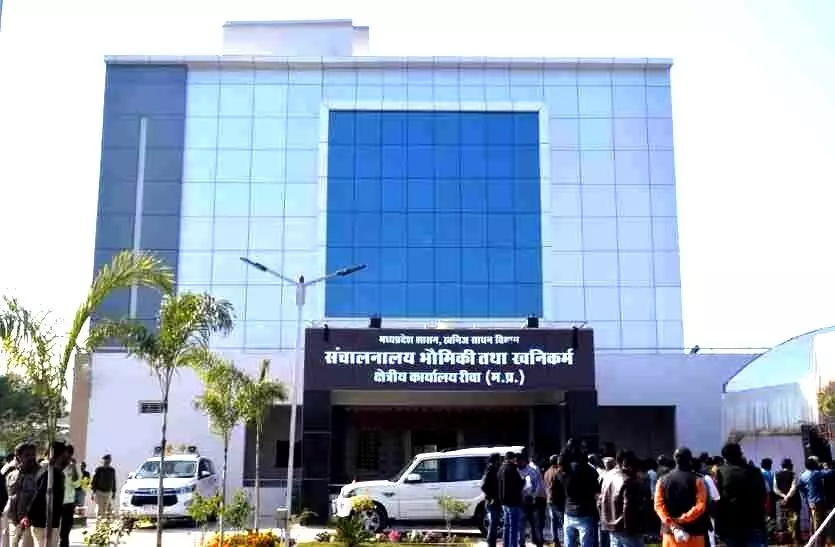 रीवा के खनिज अधिकारी ने जबलपुर में पदस्थ अपने ही विभाग के अफसर को दी धमकी, कहा - नौकरी पर आंच आई तो जहां मिलेगा, वहीं गोली मार दूंगा