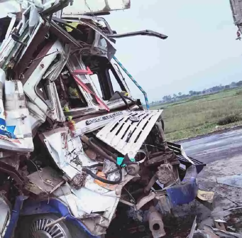 Satna accident news: Petrol tanker collided with truck parked on National Highway, driver killed, police took injured to hospital