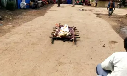 Rewa News : मृतक महिला को नही मिल पाई दो गज जमीन, सड़क पर रखा शव,  परिजन श्मशान की कर रहे मांग