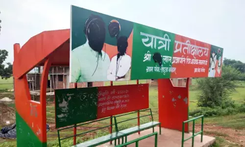 रीवा में शरारती तत्वों की कारस्तानी! यात्री प्रतीक्षालय बोर्ड में बनी सीएम एवं विधायक की फोटो पर कालिख पोत दी