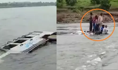 vehicle of people going to call the sister fell into the river police started rescue operation and saved their lives