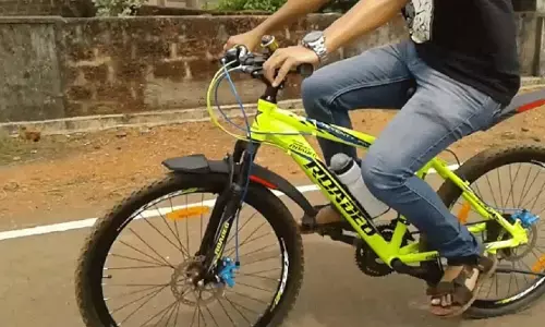 Rewa News : पत्नी की तलाश करते हुये बार्डर पार कर रीवा पहुंचा पति, सायकल से तय कर रहा सफर