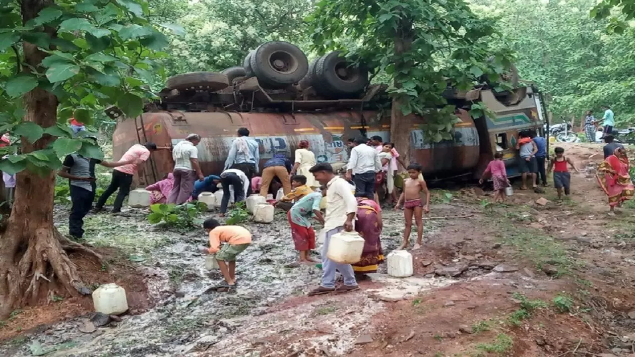 Mustard oil tanker overturned in Panna, villagers compete to loot oil