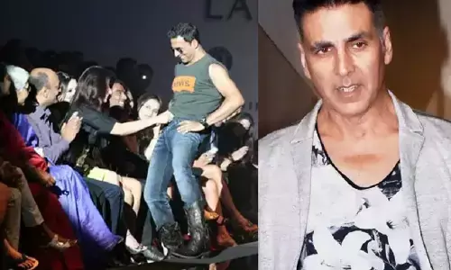 When Akshay Kumar opened the jeans with wife Twinkle in public during the ramp walk, there was a ruckus