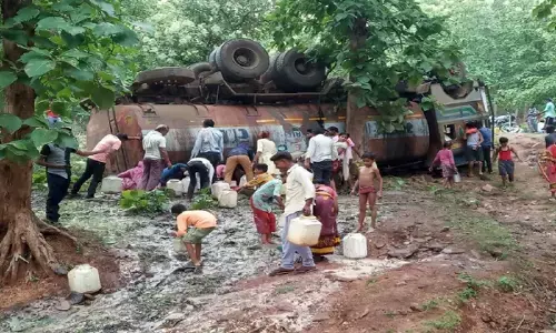 Mustard oil tanker overturned in Panna, villagers compete to loot oil
