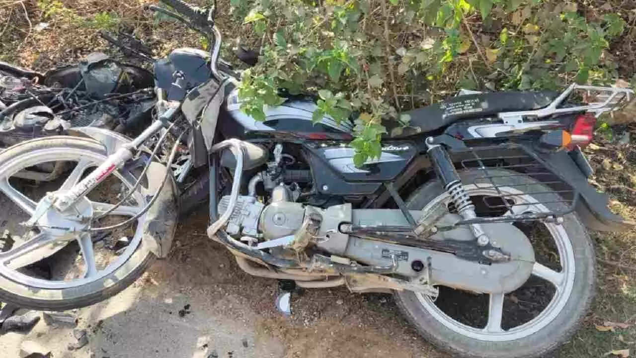 सतना-चित्रकूट मार्ग में दो बाइक सवारों की जोरदार भिड़ंत, दो की मौत, दो घायल सतना-चित्रकूट मार्ग में दो बाइक सवारों की जोरदार भिड़ंत, दो की मौत, दो घायल