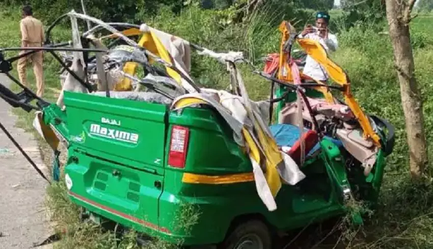 बेकाबू ट्रक ने टैम्पों को मारी जबदस्त टक्कर, 6 की मौत