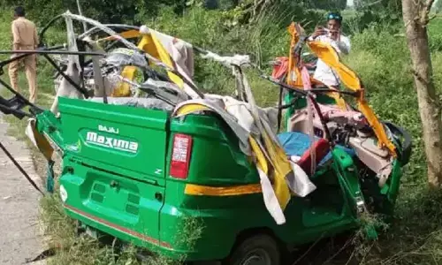 बेकाबू ट्रक ने टैम्पों को मारी जबदस्त टक्कर, 6 की मौत