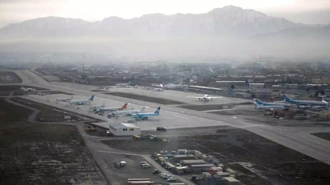 तालिबानी हुकूमत: काबुल एयरपोर्ट में आतंकी हमले का खतरा, भारतीय विमान 35 लोगों को लेकर लौट रहा, 80 सिखों को तालिबान ने भारत लौटने से रोका