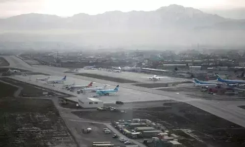 तालिबानी हुकूमत: काबुल एयरपोर्ट में आतंकी हमले का खतरा, भारतीय विमान 35 लोगों को लेकर लौट रहा, 80 सिखों को तालिबान ने भारत लौटने से रोका