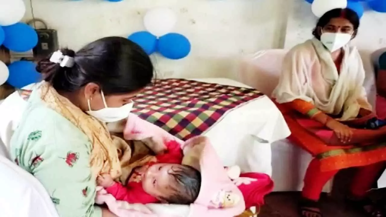 रीवा: लोगों को कोरोना से बचाने 3 माह के बच्चे को गोद में लेकर वैक्सीनेशन का कार्य करती हैं प्रीति