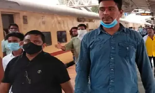 Retired soldier arrested for taking two girls to Kolkata on the pretext of getting jobs in railways, police suspects human trafficking Retired soldier arrested for taking two girls to Kolkata on the pretext of getting jobs in railways, police suspects human trafficking