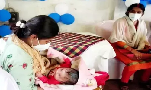 रीवा: लोगों को कोरोना से बचाने 3 माह के बच्चे को गोद में लेकर वैक्सीनेशन का कार्य करती हैं प्रीति