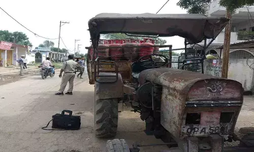 Rewa News Tractor filled with cylinder hit bike rider, died on the spot, anger among family members